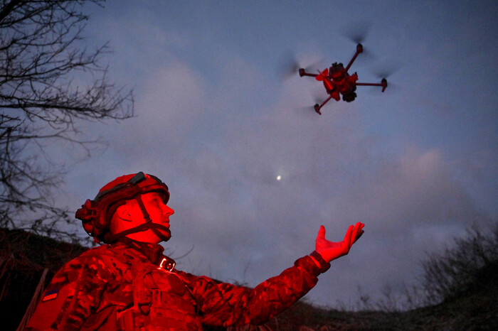 우크라이나 순찰대의 한 병사가 지난 19일 러시아가 점령한 도네츠크 지역에서 드론을 날리고 있다. (사진=REUTERS 연합뉴스)