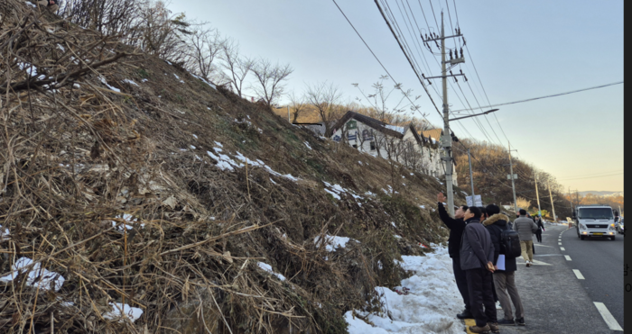 산업자원부 광업조정위원회가 용인시와 용인시민들의 손을 들어 줬다.  죽전동 채석장 설치허가 신청에 대해 불허 결정을 내렸기 때문이다.  채석장 허가요청 부지를 돌아보고 있는 이상일 용인특례시장. (사진=용인시 제공)