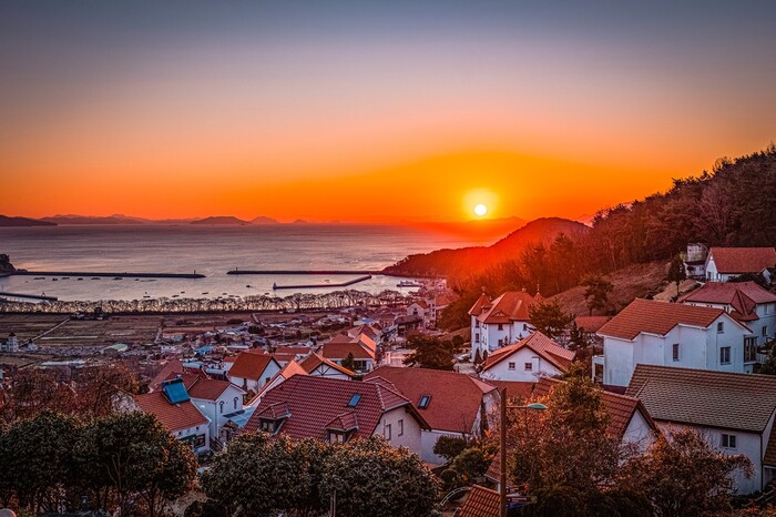 독일마을 전망대에서 본 일출.(사진=남해군)