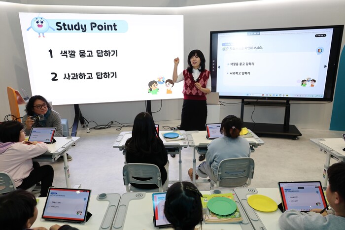 초등학교 3학년에게 영어 AI디지털교과서를 시연 중인 김현아 경일초 교사 (사진=연합뉴스)