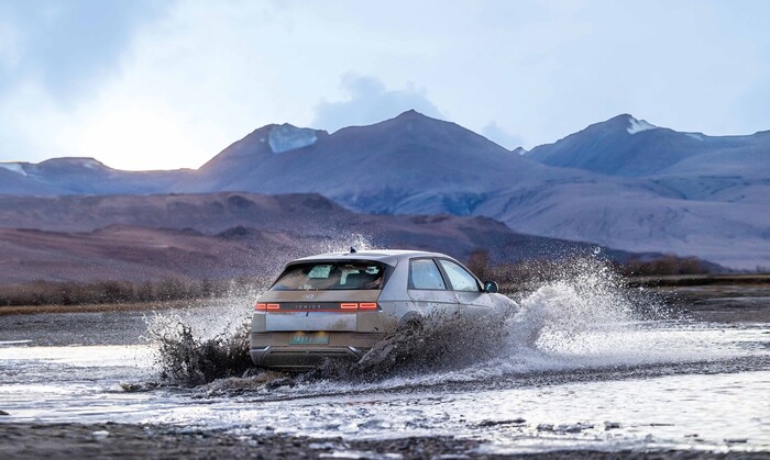 해수면과 맞닿아 있는 인도 남부 쿠타나드 지역에서 아이오닉 5가 달리고 있다. (사진=현대차 제공)