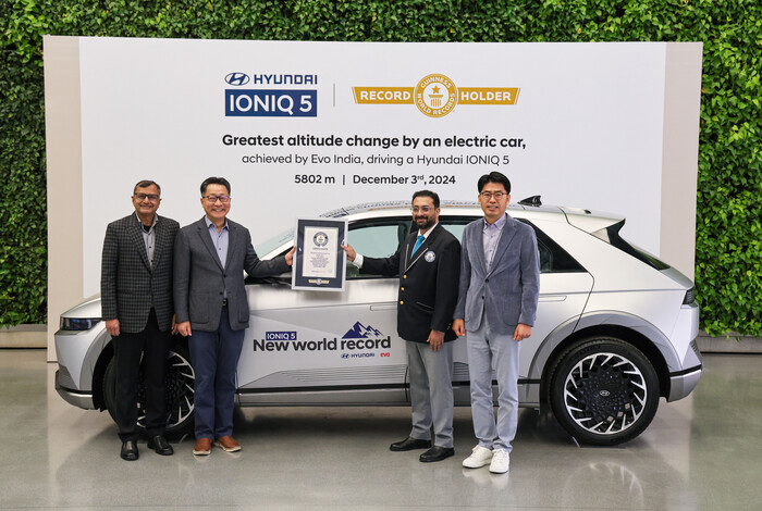 현대차 인도아중동대권역장 김언수 부사장(왼쪽 둘째)과 현지 법인 관계자들이 기네스북에 등재된 아이오닉 5 앞에서 기네스 인증서를 들어보이고 있다. (사진=현대차 제공)