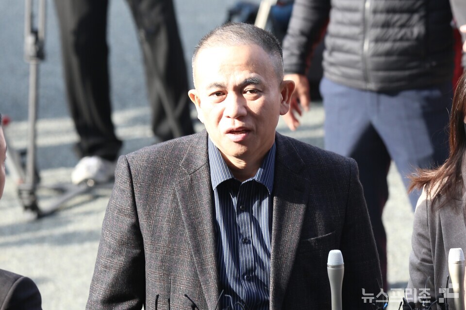 김건희 여사 공천 개입 의혹 핵심 당사자인 명태균 씨가 지난달 8일 오전 조사를 받기 위해 경남 창원시 성산구 창원지방검찰청으로 출석해 취재진의 질문을 받고 있다. (사진=뉴스프리존DB)