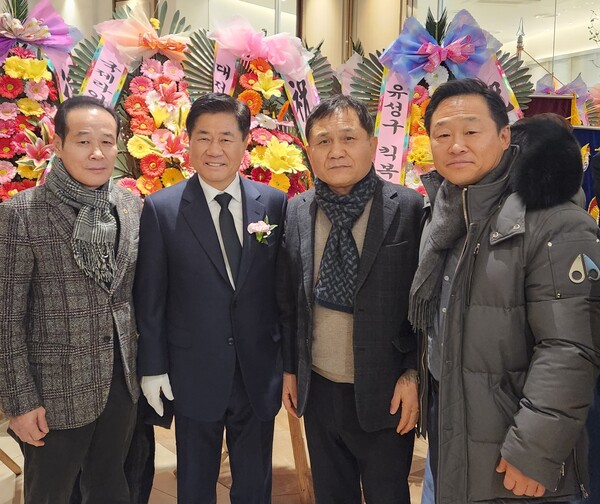 김대호사무국장(왼쪽부터), 한정훈 회장, 오인석 전 대표팀 감독, 홍성민 국민대 감독.