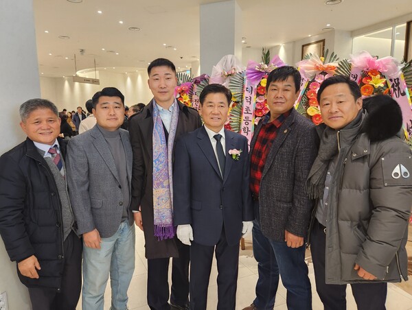 오천석(왼쪽부터), 이성원, 송인준, 한정훈 회장, 김왕순, 홍성민 국민대 복싱감독.