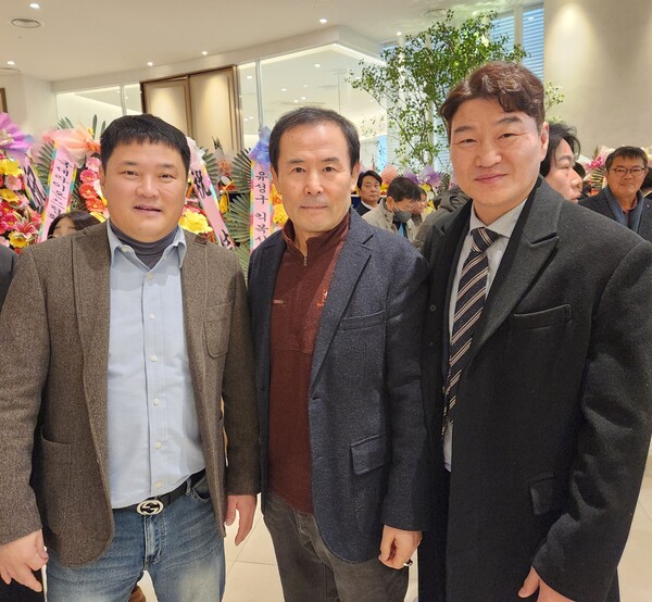 임재환(왼쪽부터) 강월성 전무, 신은철.