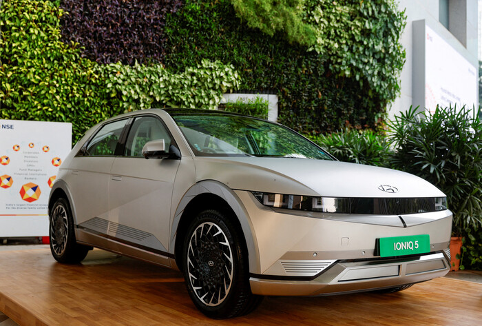 현대차 전기차 아이오닉5가 10월22일 현대차 인도법인이 IPO 목록에 오른 인도 뭄바이 국립증권거래소에 세워져 있다. (사진=REUTERS 연합뉴스)