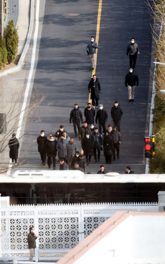 3일 오후 윤석열 대통령 체포영장을 집행하기 위해 한남동 공관에 진입했던 공수처 수사관들이 공관 정문으로 다시 걸어내려 오고 있다.(사진=연합뉴스)