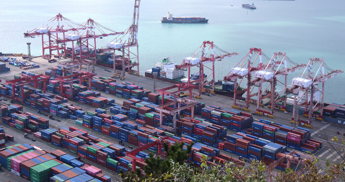 부산 남구 신선대부두 야적장에 지난해 11월29일 수출입 화물이 쌓여있다. (사진=연합뉴스)