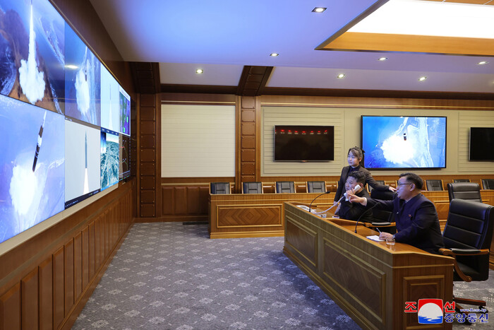 미사일 시험 발사를 화상으로 참관하는 김정은 북한 국무위원장. 옆에 딸 주애가 서 있다.(사진=조선중앙통신, 연합뉴스)
