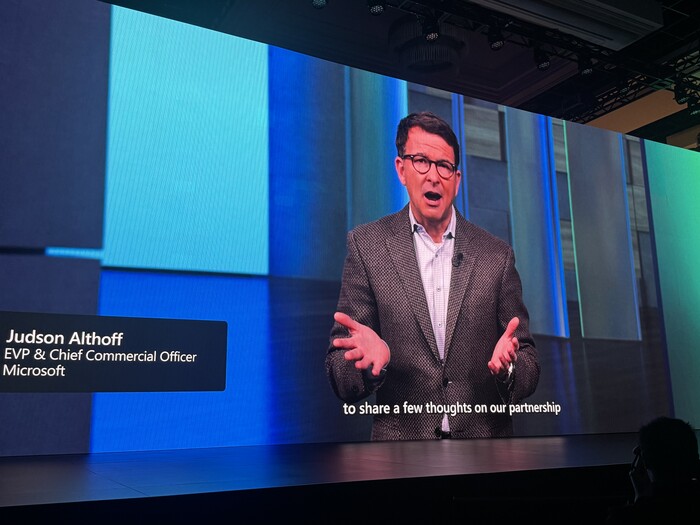 저드슨 알소프 마이크로소프트 수석 부사장 겸 최고운영책임자(CCO)가 6일(현지시각) 'LG 월드 프리미어'에서 MS와 LG전자의 협업 내용을 설명하고 있다. (사진=LG전자 제공)