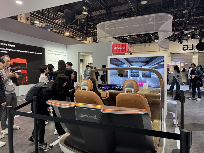 6일 오전(현지시각) 스베이거스 컨벤션센터(LVCC) 센트럴홀에서 열린 LG전자 전시관 사전 공개 행사에서 방문객이 AI 기반 콘셉트 차량에 탑승해 인캐빈 센싱 설루션을 체험하고 있다. (사진=연합뉴스)