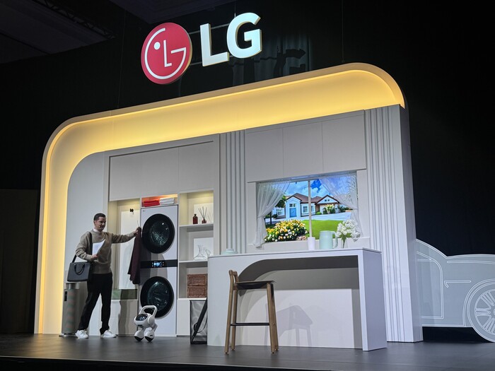 LG전자 관계자가 6일(현지시각) 'LG 월드 프리미어'에서 AI 에이전트(Q9)를 통한 '공감지능과 함께하는 일상'의 시나리오를 소개하고 있다. (사진=연합뉴스)