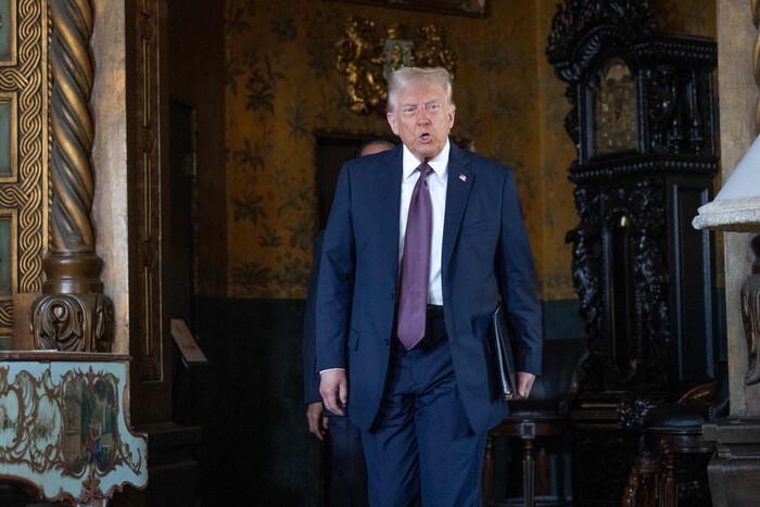 도널드 트럼프 미 대통령 당선인이 7일(현지시각) 플로리다 팜비치의 마라라고 클럽에 마련된 회견장에 들어서고 있다.(사진=AFP, 연합뉴스)