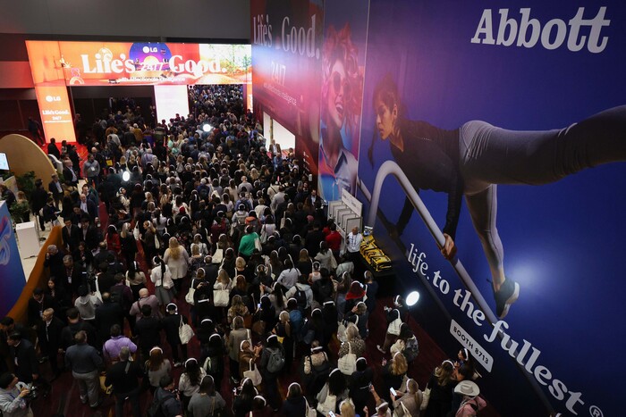 CES 2025 개막일인 7일 오전(현지시각) 미국 네바다주 라스베이거스 컨벤션센터 센트럴홀에서 관람객들이 입장하고 있다. (사진=연합뉴스)