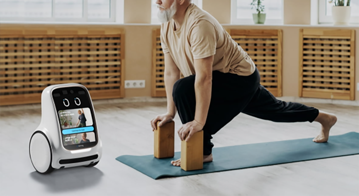 신성델타테크가 출품한 '레미'와 함께 노인이 운동하고 있다. (사진=신성델타테크 제공)