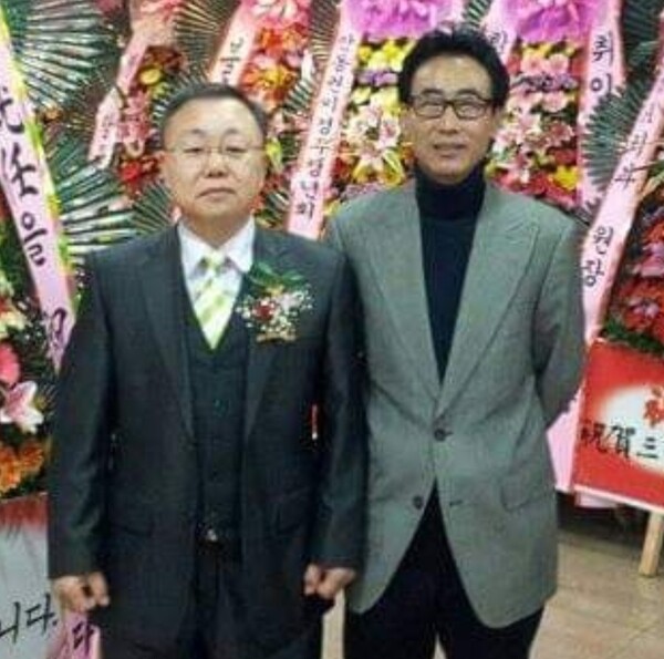 두체급 세계챔프 최점환과 김종섭 심판위원(우측)