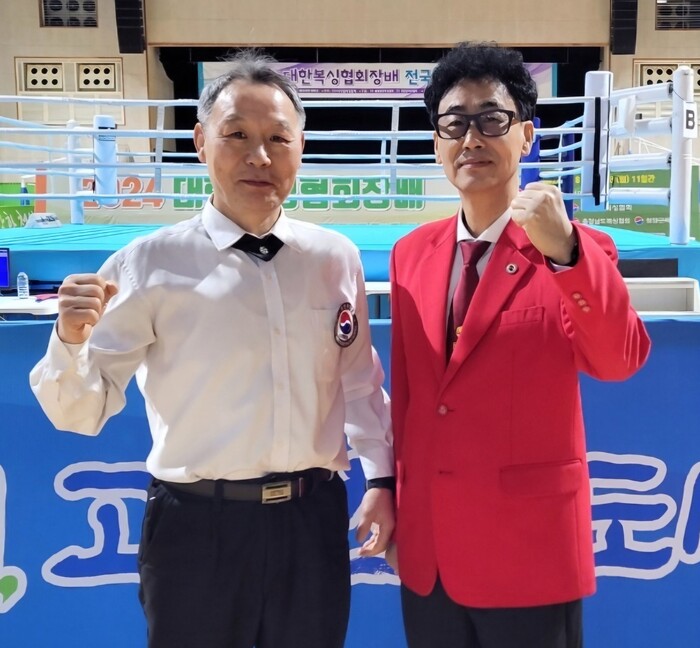이용장 심판위원과 김종섭 링 아나운서(우측).