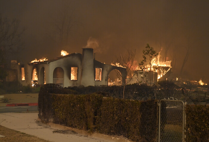 8일(현지시각) LA 이튼 지역에서 주택에 산불이 옮겨 붙어 타오르고 있다.(사진=UPI, 연합뉴스)