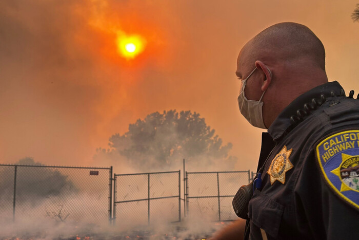펠리세이즈 지역의 화재를 바라보고 있는 경찰관(사진=UPI, 연합뉴스)