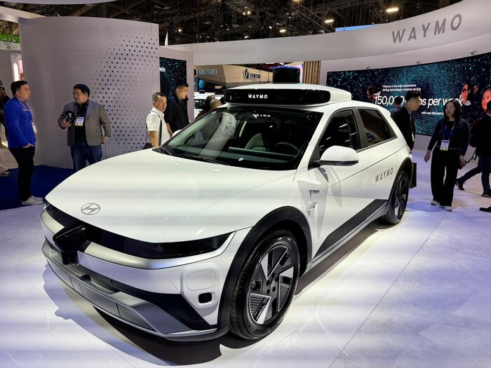 CES 웨이모 전시장에 6세대 로보택시 현대차 아이오닉5가 관람객을 맞고 있다. (사진=연합뉴스)