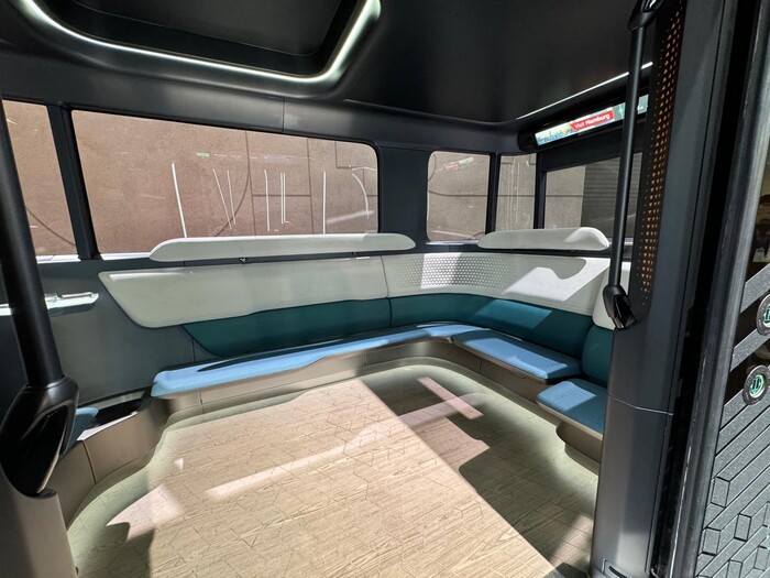 모빌아이가 출품한 자율주행차량 15인승 미니버스 내부. (사진=연합뉴스)