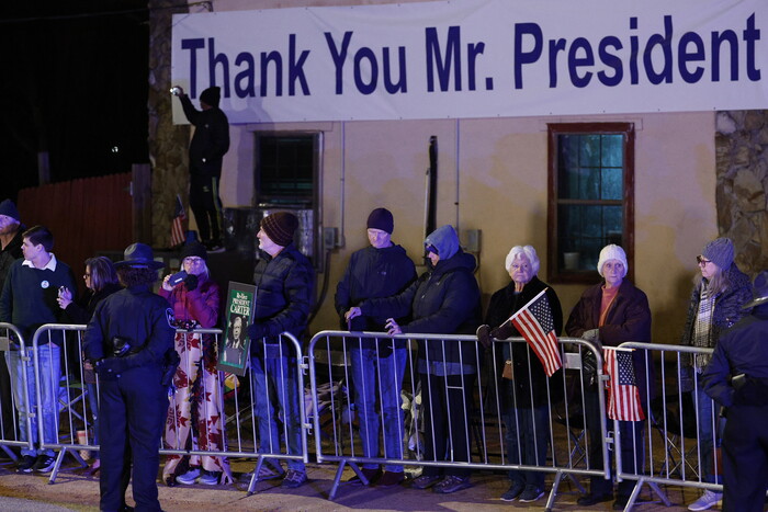 미 조지아주 플레인스 주민들이 지미 카터 전 대통령의 영구차가 지나는 길에서 배웅을 하고 있다.(사진=AFP, 연합뉴스)