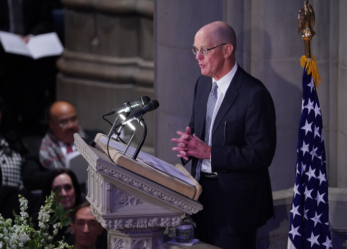 제럴드 포드 전 대통령의 아들 스티브 포드가 9일(현지시각) 미 워싱턴 DC 국립 대성당에서 열린 카터 전 대통령의 장례식에서 부친이 생전에 써둔 카터 대통령에 대한 추도사를 대신 읽고 있다.(사진=UPI)