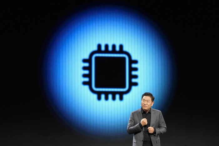 한종희 삼성전자 대표이사가 지난 6일 미국 라스베이거스에서 열린 'CES 2025'에서 기조연설을 하고 있다. (사진=AP 연합뉴스)