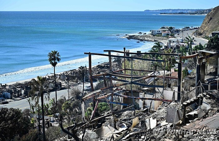 산불로 타버린 말리부 해안의 저택들(사진=AFP, 연합뉴스)