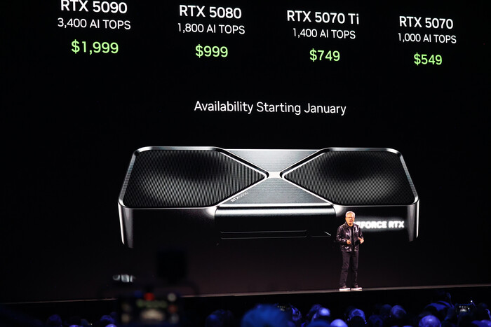 지난 6일(현지시각) 미 라스베이거스에서 열린 CES행사에서 젠슨 황 엔비디아 CEO가 지포스 RTX의 신제품군을 소개하고 있다.(사진=UPI, 연합뉴스)