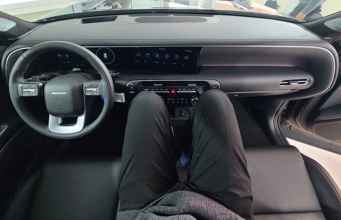 콘솔을 뒤로 젖히고 앉는 9인승 모델 내부 모습. (사진=현대차 제공)