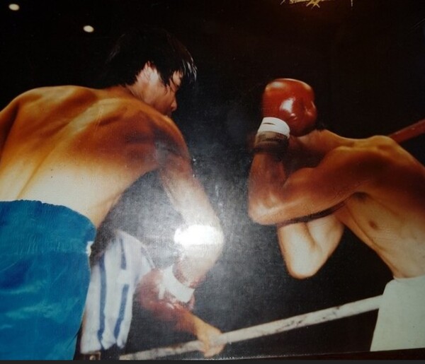 배석철과 타격전을 펼치는 유시호(좌측).