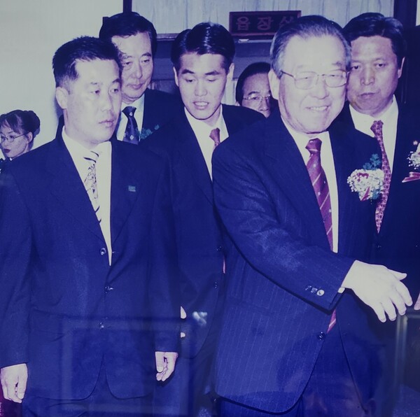 김종필 자민련 총재를 보좌하는 유시호 부단장(좌측).