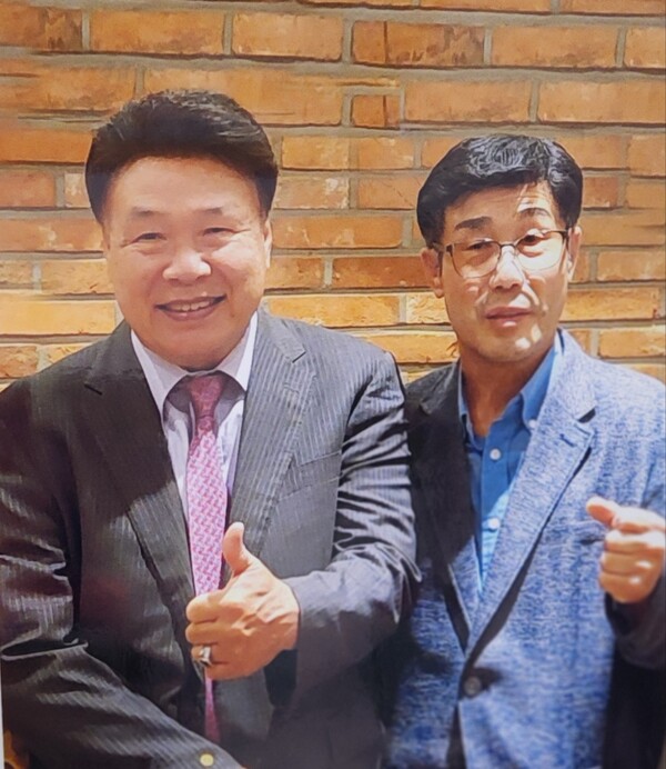 행사장에서 만난 홍수환챔프와 유시호 대표(우측)