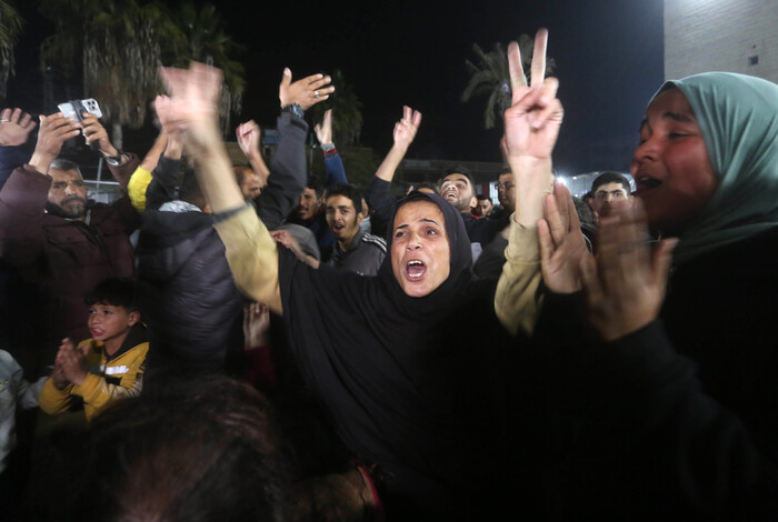 15일*현지시각) 가자 중부의 레이르 알-발라 지역에서 휴전 협정 소식을 듣고 환호하는 주민들(사진=UPI, 연합뉴스)