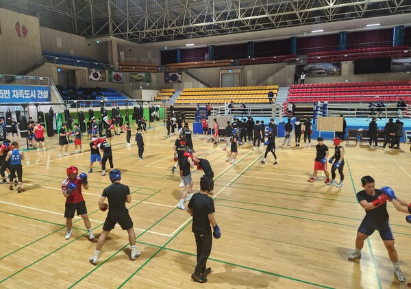 청양군 실내체육관에서 훈련하는 선수들
