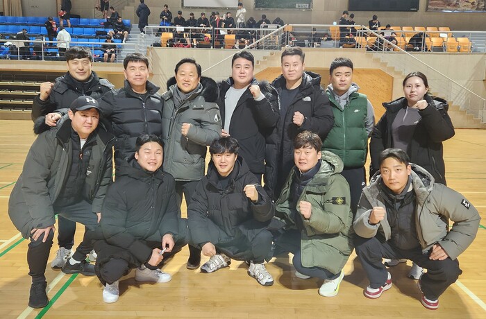 김효건 전임강사(뒷줄 가운데)와 각 팀 복싱 지도자들.