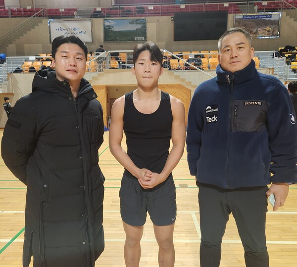 김성환 전임강사(왼쪽부터), 송세영 선수, 김상현 경북체고 감독.