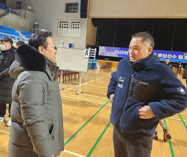 홍성민 국민대학 감독과 담화를 나누는 김상현 감독(오른쪽).