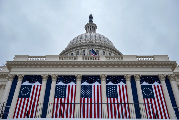 미국 의사당 서쪽 면에 지난 19일(현지시각) 트럼프 대통령 취임을 기념하는 성조기가 걸려 있다. (사진=UPI 연합뉴스)