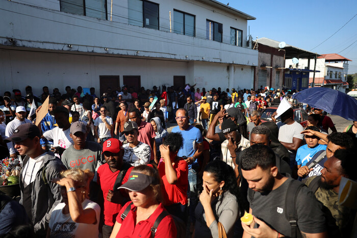 지난 20일(현지시각) 멕시코 치아파스 주 타파출라의 난민 지원위원회 (COMAR) 밖에 사람들이 모여 있다. (사진=로이터, 연합뉴스)