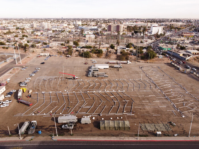 멕시코 멕시칼리에서 22일(현지시각) 당국이 추방자 임시 대피소로 사용할 대형 텐트를 준비중이다. (사진=로이터, 연합뉴스)