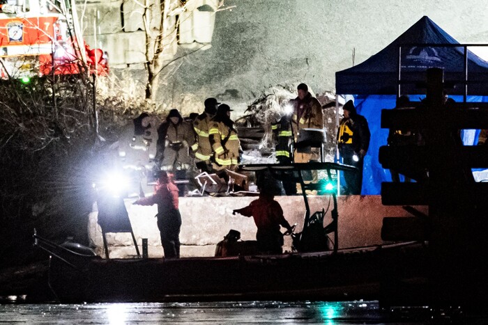 29일(현지시각) 미 워싱턴DC 로널드 레이건 공항 근처 포토맥 강에서 구조대원들이 항공기 충돌 사고 후 생존자들을 찾고 있다.(사진=AFP,  연합뉴스)