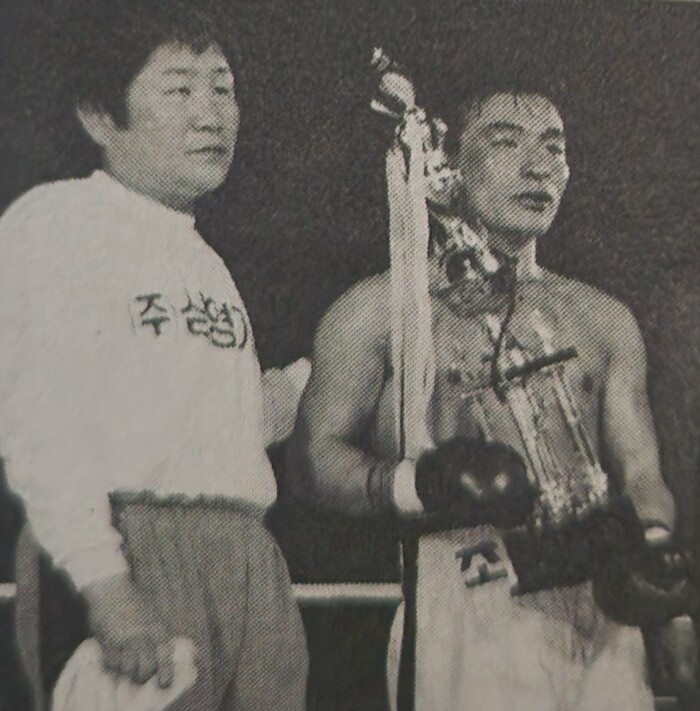 신두일에 판정승한 조용갑(우측).