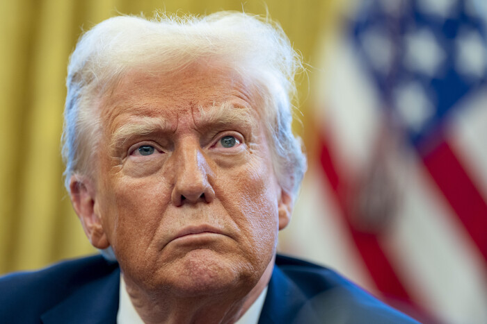 30일(현지시각) 미 백악관 집무실에서 취재진 질문을 듣고 있는 도널드 트럼프 대통령(사진=UPI, 연합뉴스)