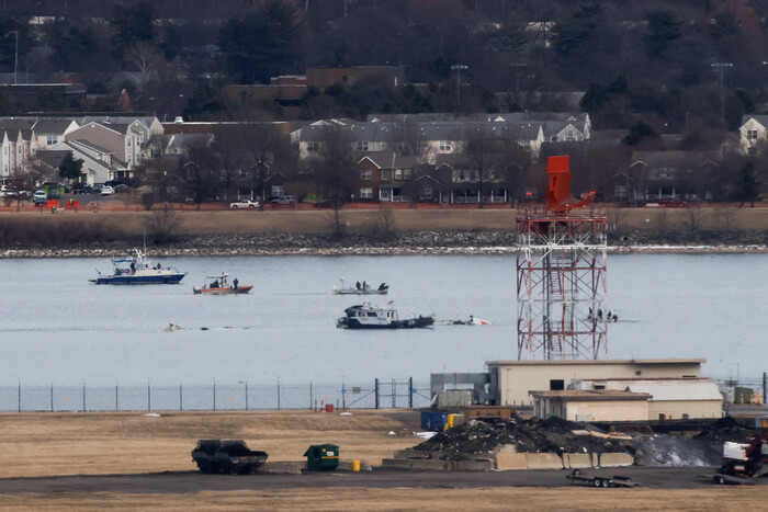 30일(현지시각) 로널드 레이건 공항 근처 강을 수색하고 있는 미 구조당국의 배들(사진=로이터, 연합뉴스)