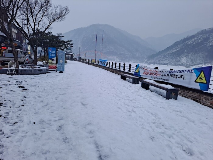 단양 간선도로는 지난 달 28일부터 내린 눈이 그대로 방치되어 있다. 아침 저녁으로 이눈은 빙판을 이룬다. 자칫 미끄럼 사고가 발생할 위험이 있다.                                           사진=독자제공