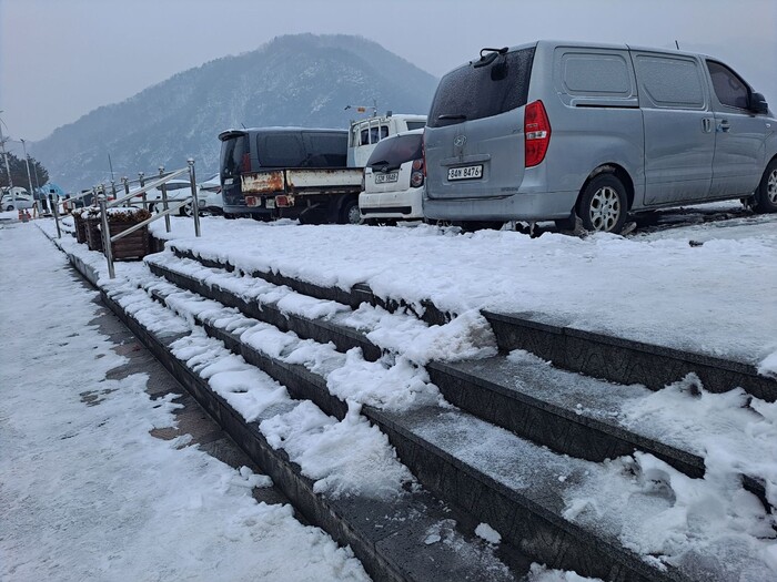  간선도로 주차장도 온통 눈으로 뒤덮여 있다                             사진=독자제공