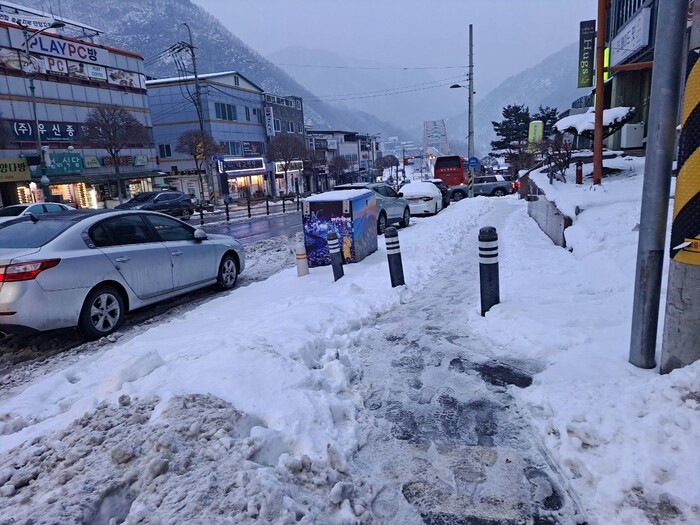 2월 1일 아침 단양시내 중심도로의 모습이다 도로와 인도가 구분이 안될 정도다.  